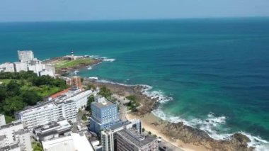 Salvador, Bahia, Brezilya 'daki sahil manzarası. Kıyı şehri manzaralı Salvador, Bahia, Brezilya. Deniz fenerinin sahnesi. Sahil şehri manzarası. Sahil hayatı sahnesi. Deniz feneri manzaralı. Deniz fenerinin sahil kenti manzarası. Sahilde bir yaz günü sahil kenti manzarası.