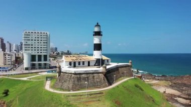 Farol da Barra 'nın hava manzarası, deniz feneri sahnesi, Salvador, Bahia, Brezilya. Sahil şehri manzarası. Sahil hayatı sahnesi. Deniz fenerinin sahil manzarası. Farol da Barra manzaralı. Farol da Barra 'nın sahil manzarası, deniz feneri kıyı şehrinde..