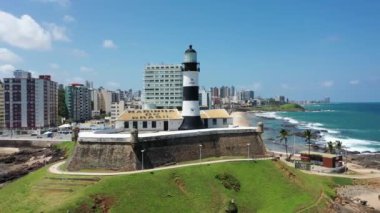 Navigasyon Deniz fenerinin hava manzarası, Salvador, Bahia, Brezilya. Navigasyon Deniz fenerinin Panorama Peyzajı. Tropik Seyahat Varış Yeri. Farol da Barra Deniz Feneri. Deniz feneri, Salvador, Bahia, Brezilya 'nın hava manzarası. Salvador, Bahia' nın manzarası.