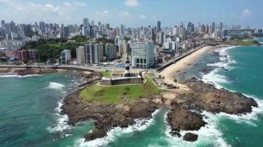 Farol da Barra 'nın hava manzarası, deniz feneri sahnesi, Salvador, Bahia, Brezilya. Sahil şehri manzarası. Sahil hayatı sahnesi. Deniz fenerinin sahil manzarası. Farol da Barra manzaralı. Farol da Barra 'nın sahil manzarası, deniz feneri kıyı şehrinde..