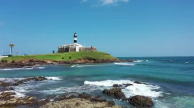 Farol da Barra 'nın hava manzarası, deniz feneri sahnesi, Salvador, Bahia, Brezilya. Sahil şehri manzarası. Sahil hayatı sahnesi. Deniz fenerinin sahil manzarası. Farol da Barra manzaralı. Farol da Barra 'nın sahil manzarası, deniz feneri kıyı şehrinde..