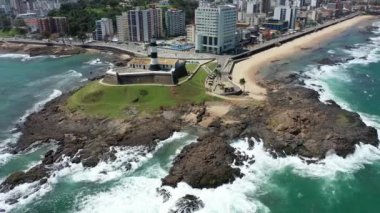 Farol da Barra 'nın hava manzarası, deniz feneri sahnesi, Salvador, Bahia, Brezilya. Sahil şehri manzarası. Sahil hayatı sahnesi. Deniz fenerinin sahil manzarası. Farol da Barra manzaralı. Farol da Barra 'nın sahil manzarası, deniz feneri kıyı şehrinde..