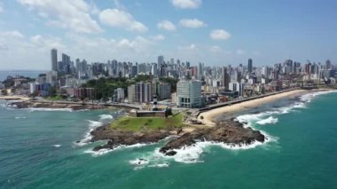 Farol da Barra 'nın hava manzarası, deniz feneri sahnesi, Salvador, Bahia, Brezilya. Sahil şehri manzarası. Sahil hayatı sahnesi. Deniz fenerinin sahil manzarası. Farol da Barra manzaralı. Farol da Barra 'nın sahil manzarası, deniz feneri kıyı şehrinde..
