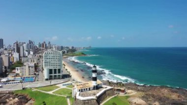 Farol da Barra 'nın hava manzarası, deniz feneri sahnesi, Salvador, Bahia, Brezilya. Sahil şehri manzarası. Sahil hayatı sahnesi. Deniz fenerinin sahil manzarası. Farol da Barra manzaralı. Farol da Barra 'nın sahil manzarası, deniz feneri kıyı şehrinde..
