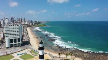 Farol da Barra 'nın hava manzarası, deniz feneri sahnesi, Salvador, Bahia, Brezilya. Sahil şehri manzarası. Sahil hayatı sahnesi. Deniz fenerinin sahil manzarası. Farol da Barra manzaralı. Farol da Barra 'nın sahil manzarası, deniz feneri kıyı şehrinde..