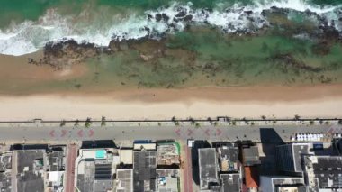 Salvador, Bahia, Brezilya 'daki Paradisiac Sahili. Plaj sahnesi. Sahil manzaralı. Salvador, Bahia, Brezilya. Sahil manzarası. Paradisiac deniz manzaralı. Sahildeki deniz manzarası. Paradisiac plaj sahnesi. Yaz günü sahnesi. Turizm noktası.