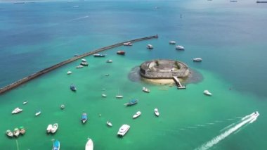 Salvador, Bahia Brezilya 'daki limanın mavi deniz manzarası. Limanda büyük bir tekne denizi var. Sahil manzarası. Limanda tekne sahnesi. Sahil hayatı sahnesi. Mavi deniz manzaralı. Salvador, Bahia, Brezilya. Paradisiac plajında bir yaz günü. Mavi deniz manzarası.