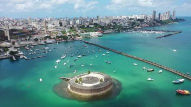 Salvador, Bahia Brezilya 'daki limanın mavi deniz manzarası. Limanda büyük bir tekne denizi var. Sahil manzarası. Limanda tekne sahnesi. Sahil hayatı sahnesi. Mavi deniz manzaralı. Salvador, Bahia, Brezilya. Paradisiac plajında bir yaz günü. Mavi deniz manzarası.