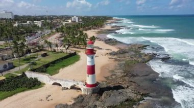 Navigasyon Deniz fenerinin hava manzarası, Salvador, Bahia, Brezilya. Navigasyon Deniz fenerinin Panorama Peyzajı. Tropik Seyahat Varış Yeri. Farol da Barra Deniz Feneri. Deniz feneri, Salvador, Bahia, Brezilya 'nın hava manzarası. Salvador, Bahia' nın manzarası.