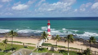 Sahildeki deniz feneri, Salvador, Bahia, Brezilya. Sahil feneri. Sahildeki deniz fenerinin kıyısında. Itapua deniz feneri sahnesi. Farol de Itapua sahnesi. Itapua deniz feneri, Salvador, Bahia. Farol de Itapua sahilde, Salvador, Bahia.