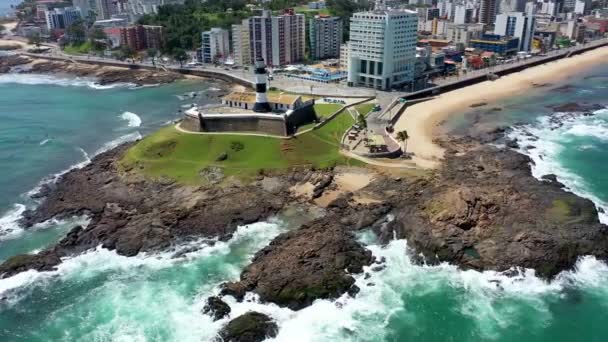 从空中俯瞰沿海城市的灯塔 萨尔瓦多 巴伊亚州 巴西东北部海滩 海滨城市的美景 灯塔的景色 海滨城市的灯塔景观 巴伊亚海滩景观 海滩生活场景 — 图库视频影像
