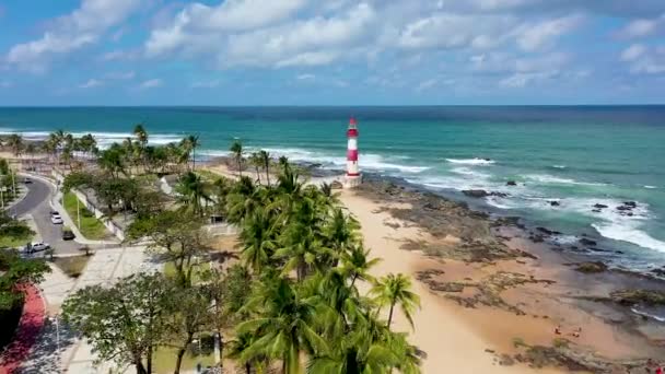 ファロル イタプアの風景 サルバドールの灯台のシーン バイーア ブラジル ファロル イタプアの眺め 沿岸都市のItapua灯台シーン 素晴らしい海の景色 沿岸都市の灯台 — ストック動画