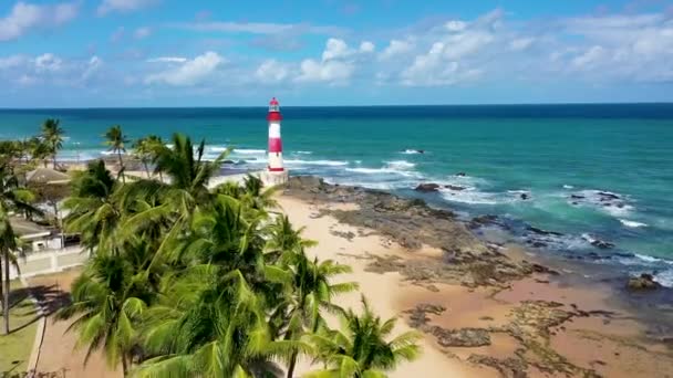 ファロル イタプアの風景 サルバドールの灯台のシーン バイーア ブラジル ファロル イタプアの眺め 沿岸都市のItapua灯台シーン 素晴らしい海の景色 沿岸都市の灯台 — ストック動画