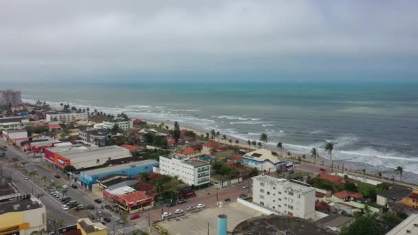 Vista Ciudad Costera Playa Día Nublado Paisaje Frente Mar Ciudad — Vídeos de Stock