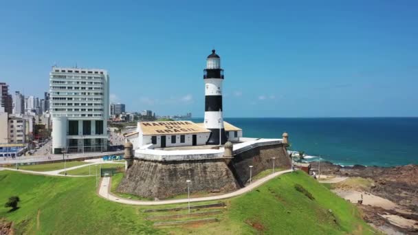 ファロル バラの空中ビュー ビーチでの灯台シーン サルバドール バイーア ブラジル 沿岸都市のシーン ビーチライフシーン 灯台の海岸都市の景色 ファロール — ストック動画