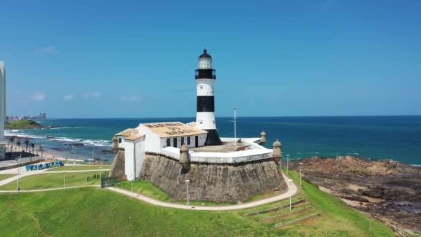 Farol Barra的空中景观 巴西巴伊亚州萨尔瓦多海滩的灯塔景观 沿海城市的景象 海滩上的生活场景海滨城市的灯塔景观 Farol Barra视图 海滨城市灯塔Farol Barra的海滩场景 — 图库视频影像