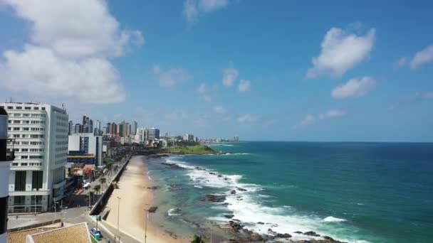 海岸線のビーチシーン サルバドール バイーア ブラジル 海岸線の景色 ビーチシーン Farol Barra Lighthouse View — ストック動画