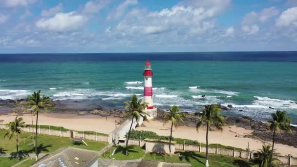 海岸沿いの灯台 サルバドール バイーア ブラジル 海岸灯台 海岸の灯台で海岸 イタプア灯台のシーン ファロル イタプアのシーン イタプア灯台 — ストック動画