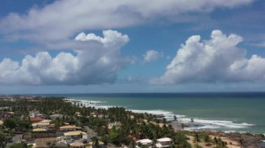 Itapua sahnesi, Salvador, Bahia, Brezilya. Itapua Sahili, Salvador, Bahia. Mavi deniz manzaralı. Sahil şehri manzarası. Itapua plaj manzarası. Deniz manzarası. Bir yaz gününde sahil şehri manzarası. Sahil manzarası. Itapua plaj manzarası.