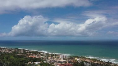 Brezilya 'nın kuzeydoğusundaki Salvador, Bahia sahil şehrinin sahil manzarası. Sahil manzarası. Sahil şehri manzarası. Sahil manzarası. Salvador plajı, Bahia, Brezilya. Bir yaz gününde sahil şehri sahnesi. Sahil manzaralı. Sahil hayatı sahnesi. Sahil manzarası.