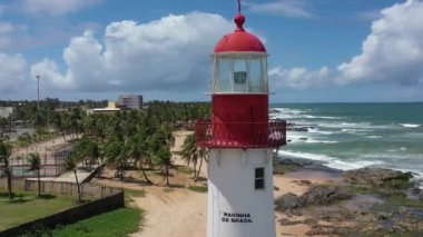 Navigasyon Deniz fenerinin hava manzarası, Salvador, Bahia, Brezilya. Navigasyon Deniz fenerinin Panorama Peyzajı. Tropik Seyahat Varış Yeri. Farol da Barra Deniz Feneri. Deniz feneri, Salvador, Bahia, Brezilya 'nın hava manzarası. Salvador, Bahia' nın manzarası.