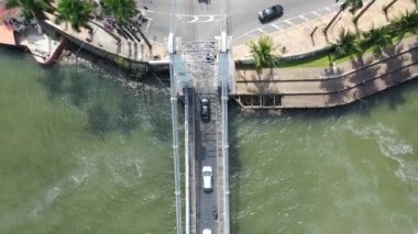 Sao Vicente, Sao Paulo, Brezilya 'da köprü sahnesi. Nehir manzaralı viyadük. Şehir hayatı. Viyadük ulaşımı. Trafik manzarası. Sao Vicente, Sao Paulo, Brezilya. Nehrin yukarısında viyadük. Köprü manzarası Kablo köprü olarak kaldı. Ulaşım Sahnesi. Köprü görünümü.