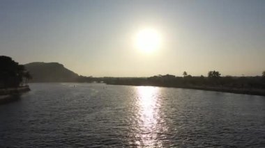 Paradisiac plajının gün doğumu sahnesi. Brezilya 'da plaj sahnesi. Gün doğumu manzarası. Turizm noktası. Brezilya 'da tropikal seyahat yeri. Paradisiac plaj manzarası. Güneşin doğuşunun havadan görünüşü. Brezilya 'da turizm noktası. Tropik seyahat merkezi. Egzotik sahne.