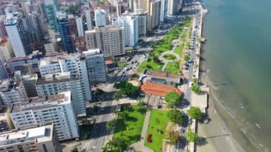 Santos, Sao Paulo, Brezilya 'daki deniz kıyılarının ve binaların havadan görünüşü. Sahil manzarası havadan görünüyor, Santos. Tropik seyahat rotası. Santos, Sao Paulo, Brezilya 'daki sahil manzaralı binalar. Binalar sahnesi.