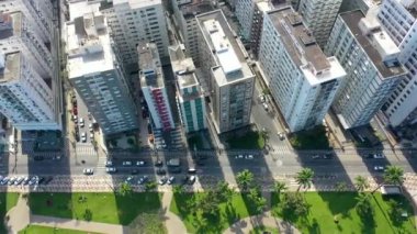 Santos, Sao Paulo, Brezilya 'daki deniz kıyılarının ve binaların havadan görünüşü. Sahil manzarası havadan görünüyor, Santos. Tropik seyahat rotası. Santos, Sao Paulo, Brezilya 'daki sahil manzaralı binalar. Binalar sahnesi.