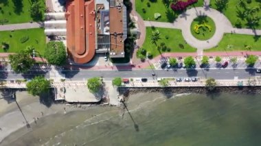 Santos, Sao Paulo, Brezilya 'daki deniz kıyısının havadan görüntüsü. Santos, Sao Paulo, Brezilya 'daki sahnenin havadan görüntüsü. Sao Paulo 'daki sahil manzarası. Tropik seyahat beldesi. Turizm noktası. Sahil manzaralı. Sahil yolu manzaralı.. 