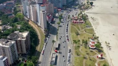 Santos, Sao Paulo, Brezilya. Sahil şehri, cadde manzarası. Bulvar manzarası. Yol sahnesi. Kıyı şehri Santos, Sao Paulo, Brezilya. Sahil şehri yaşam sahnesi. Yol manzaralı. Santos 'ta, Sao Paulo' da, Brezilya 'da, yaz manzaralı bir cadde. Yol manzarası. 