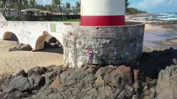 萨尔瓦多 巴西巴伊亚州 Farol Itapua的灯塔场景 位于巴西巴伊亚州巴伊亚州萨尔瓦多市的海滨灯塔 Farol Itapua的海岸景观灯塔场景海滩上的海滨景色 Farol Itapua在海滩上 — 图库视频影像