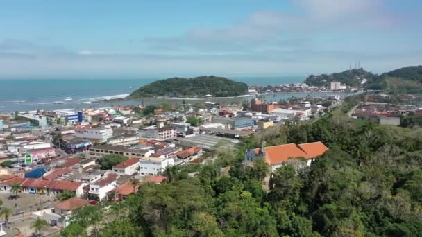 Die Küstenstadt Itanhaem Sao Paulo Brasilien Kirchenlandschaft Hügelblick Itanhaem Sao — Stockvideo