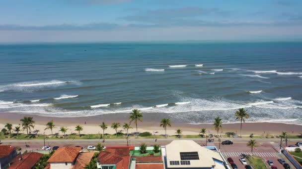 ブラジルのサンパウロの沿岸都市 Itanhaemのビーチの風景 ブラジル サンパウロのItanhaemのビーチフロント ビーチビュー 素晴らしい海の景色 ブラジルのサンパウロ州イタネームのパラダイアックビーチのビーチフロント 青い海の沿岸都市の風景 — ストック動画