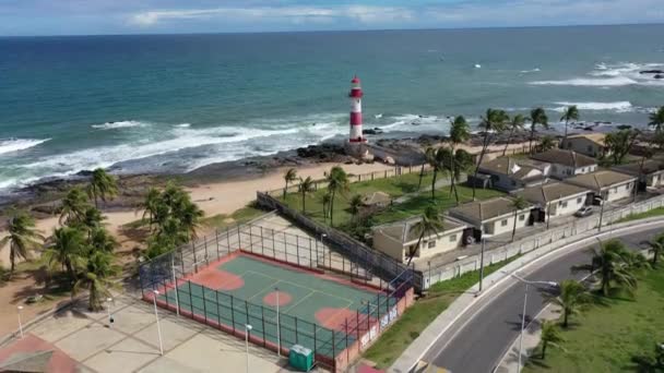 海岸沿いの灯台 サルバドール バイーア ブラジル 海岸灯台 海岸の灯台で海岸 イタプア灯台のシーン ファロル イタプアのシーン イタプア灯台 — ストック動画
