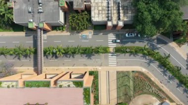Banliyö mahallesi sahnesi. Şehir manzarası. Köprüde trafik vardı. Şehir hayatı sahnesi. Sao Paulo, Brezilya. Banliyö mahallesi. Şehir manzarası. Şehir hayatı. Kenar mahalle sahnesi. Şehir manzarası. Şehir hayatı sahnesi.
