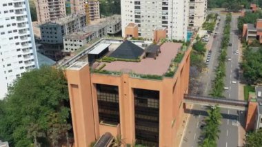 Banliyö mahallesi sahnesi. Şehir manzarası. Köprüde trafik vardı. Şehir hayatı sahnesi. Sao Paulo, Brezilya. Banliyö mahallesi. Şehir manzarası. Şehir hayatı. Kenar mahalle sahnesi. Şehir manzarası. Şehir hayatı sahnesi.