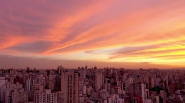 Şehir yaşamında gün batımı sahnesi. Harika şehir manzarası. Renkli bir gökyüzünde bulutlu manzara. Şehir yaşamında günbatımı manzarası. Renkli bir gökyüzünde bulutlu manzara. Şehir yaşamında günbatımı manzarası..