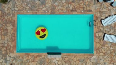 Mococa, Sao Paulo, Brezilya. Yüzme havuzunda gülen emoji havuzu sahnesi. Yüzme havuzunda gülen ifade havuzu yüzer. Havuz bir yaz gününde yüzer. Mococa, Sao Paulo, Brezilya. Havuzda yüzme havuzu. Havuzda yüzme havuzu..