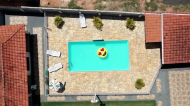 Mococa, Sao Paulo, Brezilya. Yüzme havuzunda gülen emoji havuzu sahnesi. Yüzme havuzunda gülen ifade havuzu yüzer. Havuz bir yaz gününde yüzer. Mococa, Sao Paulo, Brezilya. Havuzda yüzme havuzu. Havuzda yüzme havuzu..