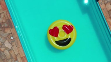 Mococa, Sao Paulo, Brezilya. Yüzme havuzunda gülen emoji havuzu sahnesi. Yüzme havuzunda gülen ifade havuzu yüzer. Havuz bir yaz gününde yüzer. Mococa, Sao Paulo, Brezilya. Havuzda yüzme havuzu. Havuzda yüzme havuzu..