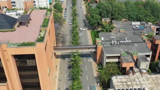 Suburban neighborhood scene. Cityscape view. Traffic at bridge. Urban city life scene. Sao Paulo, Brazil.Suburban neighborhood scene. Cityscape view. Urban city life scene.Suburban neighborhood scene. Cityscape view. Urban city life scene. — Stock Footage Suburban Neighborhood Scene Cityscape View Traffic Bridge Urban City Life Video Clip