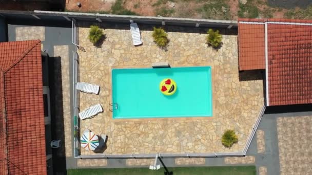 Mococa Sao Paulo Brasil Sonrisa Emoji Piscina Flotador Escena Piscina — Vídeo de stock