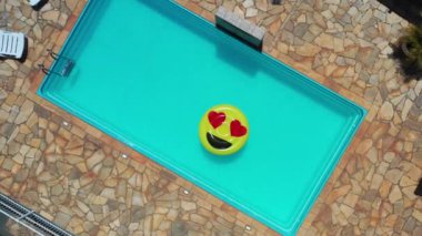 Mococa, Sao Paulo, Brezilya. Yüzme havuzunda gülen emoji havuzu sahnesi. Yüzme havuzunda gülen ifade havuzu yüzer. Havuz bir yaz gününde yüzer. Mococa, Sao Paulo, Brezilya. Havuzda yüzme havuzu. Havuzda yüzme havuzu..