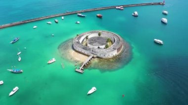 Salvador, Bahia Brezilya 'daki deniz manzaralı bir ada. Deniz manzaralı tekneler. Plaj sahnesi. Mavi deniz manzaralı. Denizde bir ada. Salvador, Bahia, Brezilya. Mavi deniz manzaralı bir ada. Cennet adası. Panorama sahnesi. Deniz manzarası.