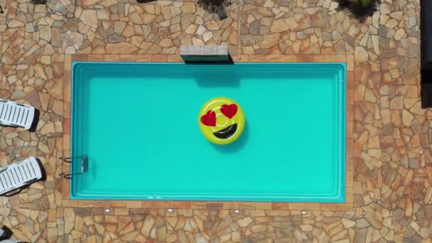 Mococa São Paulo Brasil Sorria Emoji Piscina Flutuar Cena Piscina — Vídeo de Stock