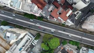 Şehir manzarası. Brezilya, Sao Paulo 'daki köprü manzarası. Kenar mahalle manzarası. Şehir hayatı sahnesi. Banliyö mahallesinin köprüdeki trafik manzarası. Şehir manzarası. Köprünün trafik manzarası. Köprüdeki banliyö manzarası..