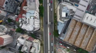 Şehir manzarası. Brezilya, Sao Paulo 'daki köprü manzarası. Kenar mahalle manzarası. Şehir hayatı sahnesi. Banliyö mahallesinin köprüdeki trafik manzarası. Şehir manzarası. Köprünün trafik manzarası. Köprüdeki banliyö manzarası..