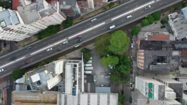 Şehir manzarası. Brezilya, Sao Paulo 'daki köprü manzarası. Kenar mahalle manzarası. Şehir hayatı sahnesi. Banliyö mahallesinin köprüdeki trafik manzarası. Şehir manzarası. Köprünün trafik manzarası. Köprüdeki banliyö manzarası..