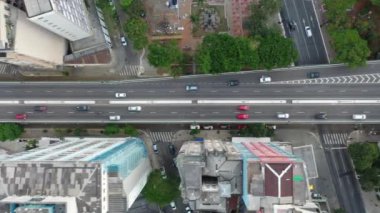 Şehir manzarası. Brezilya, Sao Paulo 'daki köprü manzarası. Kenar mahalle manzarası. Şehir hayatı sahnesi. Banliyö mahallesinin köprüdeki trafik manzarası. Şehir manzarası. Köprünün trafik manzarası. Köprüdeki banliyö manzarası..